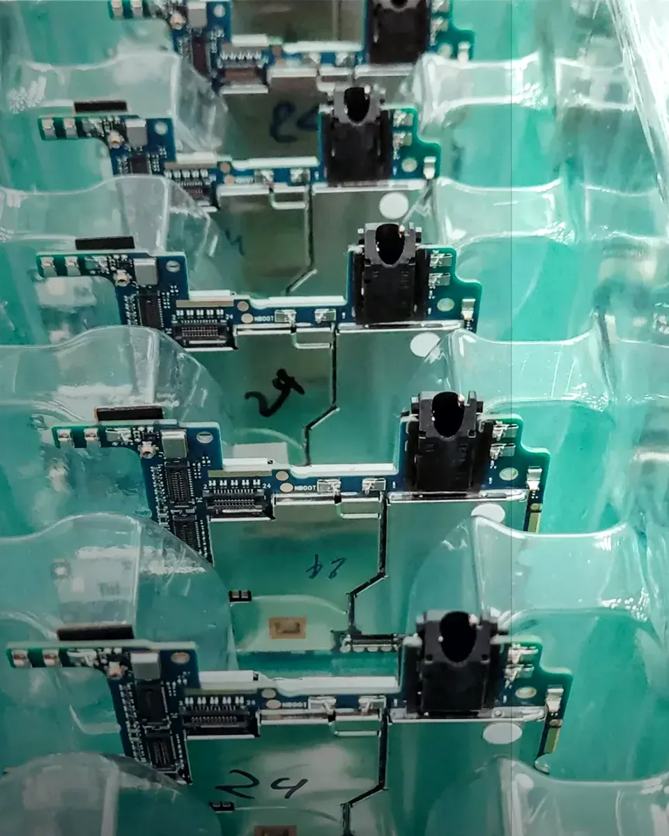 SMT 라인의 PCB 검사 트레이 클로즈업